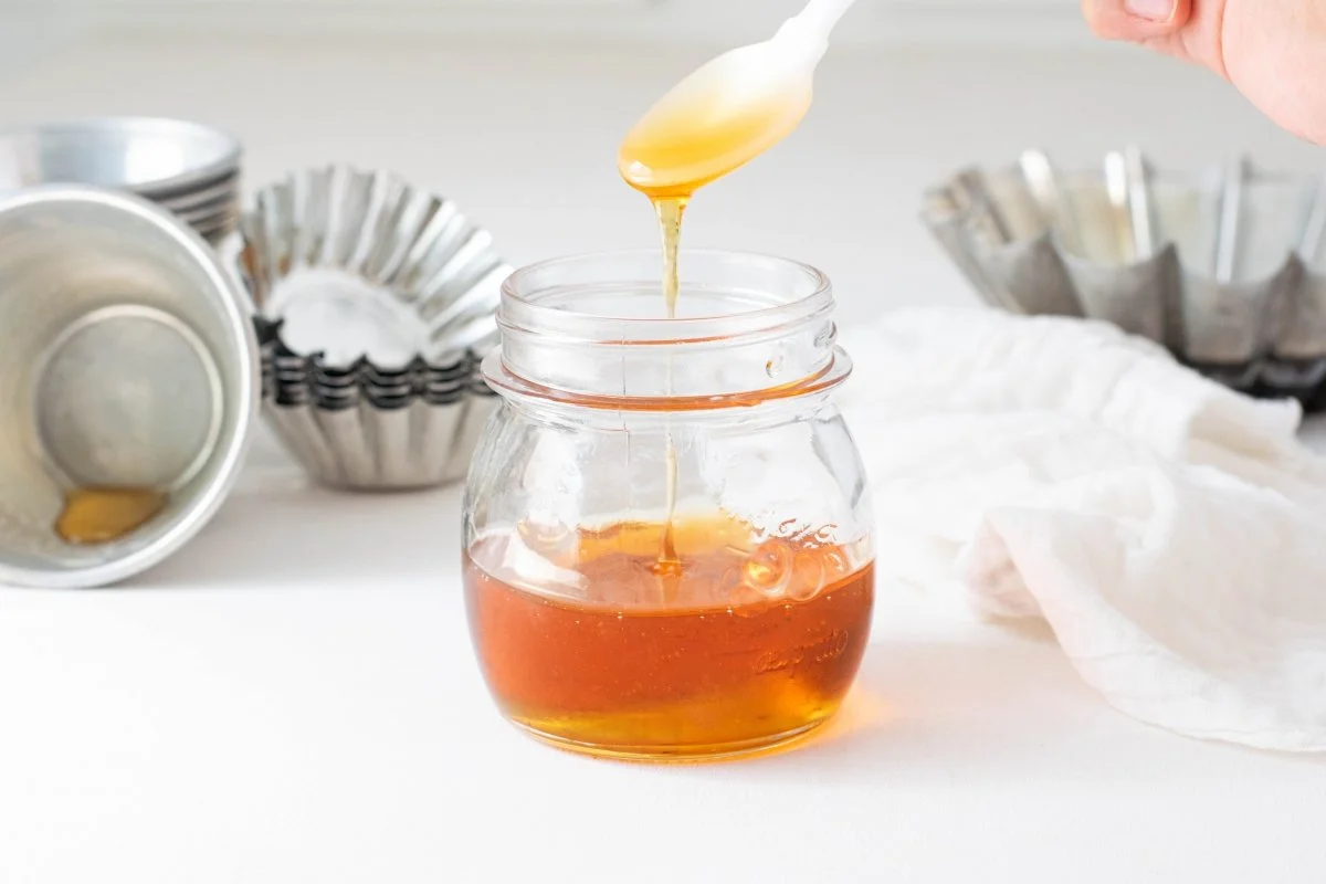 Жидкая карамель - основа наших кондитерских книг. Та, что мы приготовим по этому рецепту, не твердеет при охлаждении, поэтому ее можно использовать во множествах блюд, и готовится она в мгновение ока.