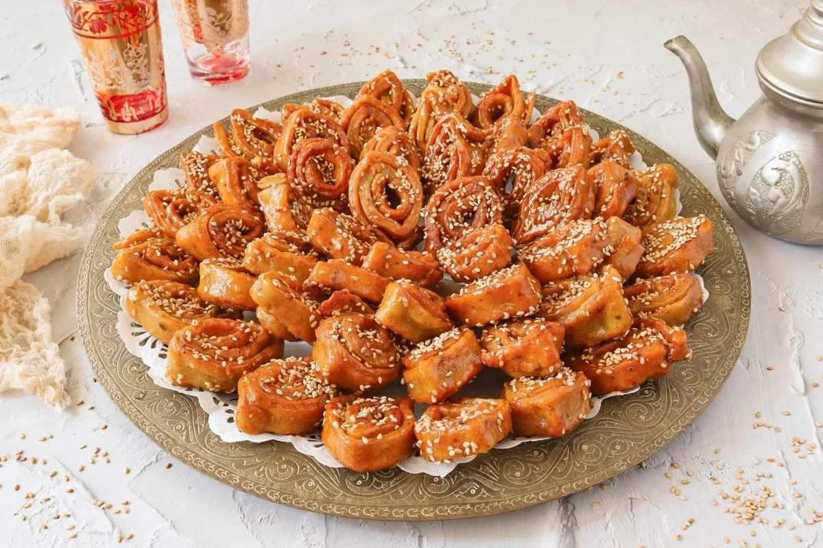 Чебакия — это традиционное сладкое из магрибской кондитерской, особенно популярное в Рамадан. Здесь мы покажем вам подробный и простой рецепт, чтобы вы могли приготовить эти вкусные марокканские печенья дома.