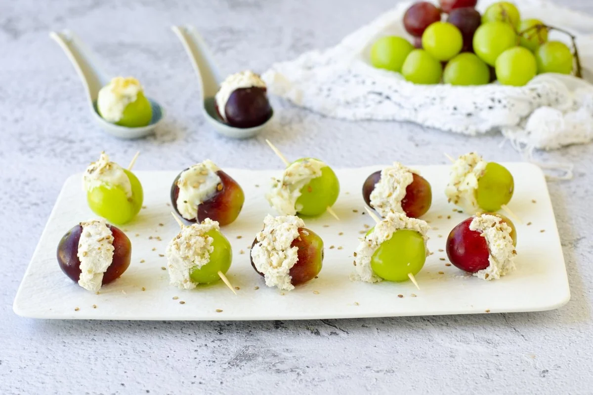 Начиненный виноград с сыром — это оригинальное, простое и очень вкусное блюдо. Это идеальный вариант отдать как закуску, что-то другое, которое комбинирует виноград и сыр в одном укусе. И самое лучшее в том, что их можно приготовить заранее. Вперед, рецепт шаг за шагом.