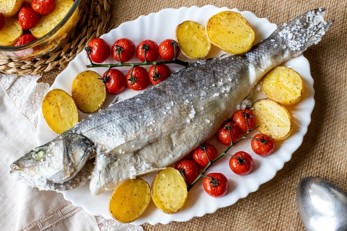 Лаврак в соли — это очень простой рецепт. Рыба полностью покрывается солью для выпечки и помещается в духовку при высокой температуре на 25 минут (или в зависимости от веса). С помощью этого рецепта рыба сохраняет весь свой сок и приобретает идеальную степень солености. Её можно подать с запеченными овощами или картофелем.