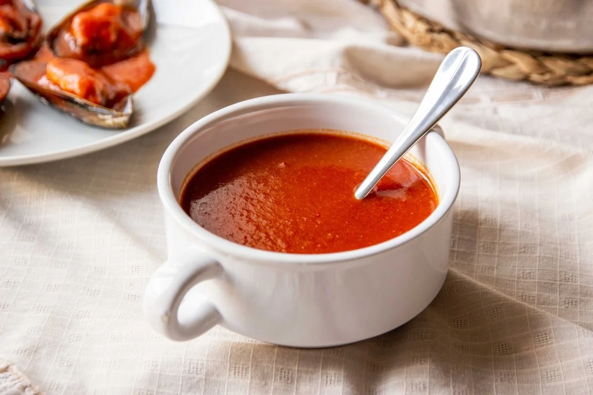 Сальса вискайна — это традиционный соус баскской кухни, главным ингредиентом которого является перец чорисеро, который придает ярко-красный цвет и насыщенный вкус. В этом рецепте описывается шаг за шагом традиционный способ его приготовления.