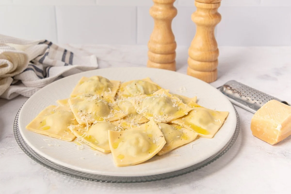 Готовить свежую пасту самостоятельно - занимательное занятие, хотя это проще, чем кажется, и её текстура и вкус намного лучше, чем у любого готового продукта из супермаркета. Этот рецепт равиоли со шпинатом и рикоттой - хорошая тому иллюстрация.