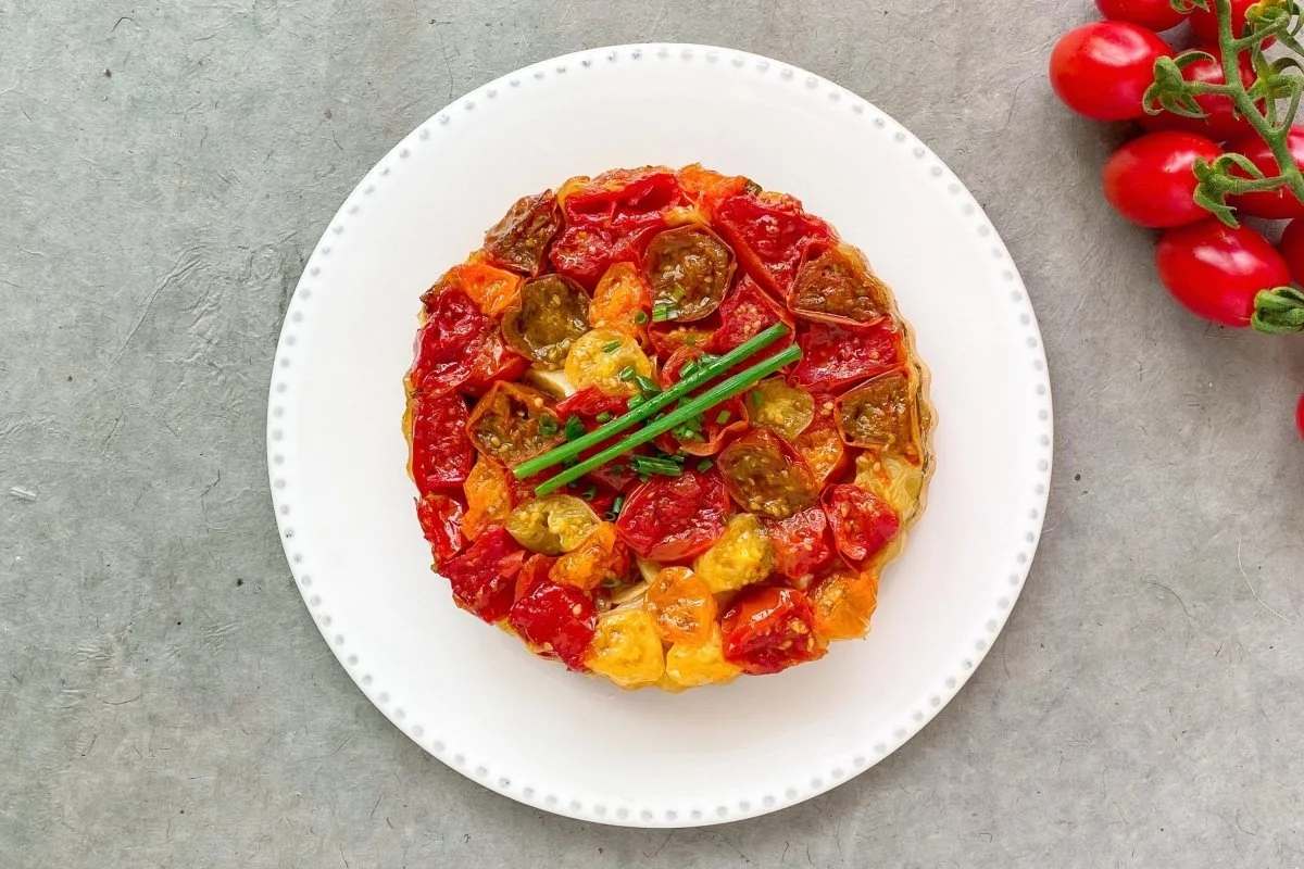 Приготовление, шаг за шагом с фото, тарта Татен с черри томатами. Рецепт, наполненный оттенками, с томатами и песочным тестом в главной роли.